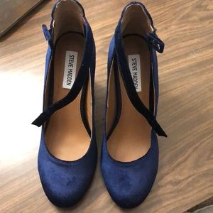 Blue velvet pumps